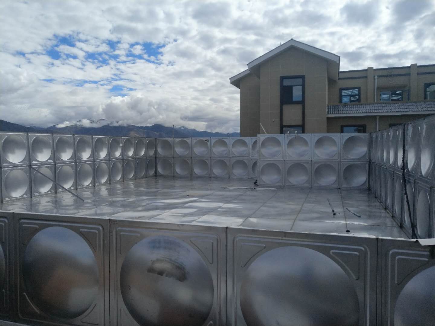 學(xué)校采用箱式無(wú)負(fù)壓供水設(shè)備的優(yōu)點(diǎn)